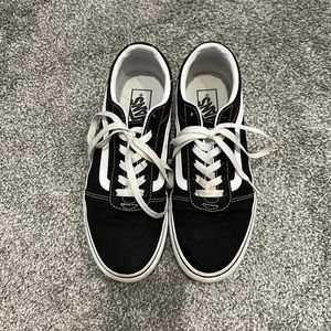 Platform classic black and white vans low tops!!